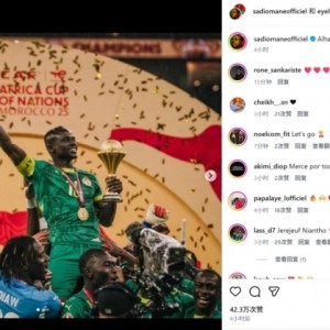 kaiyun-国家英雄！塞内加尔队长马内社媒晒被队友簇拥捧杯照：感谢所有人